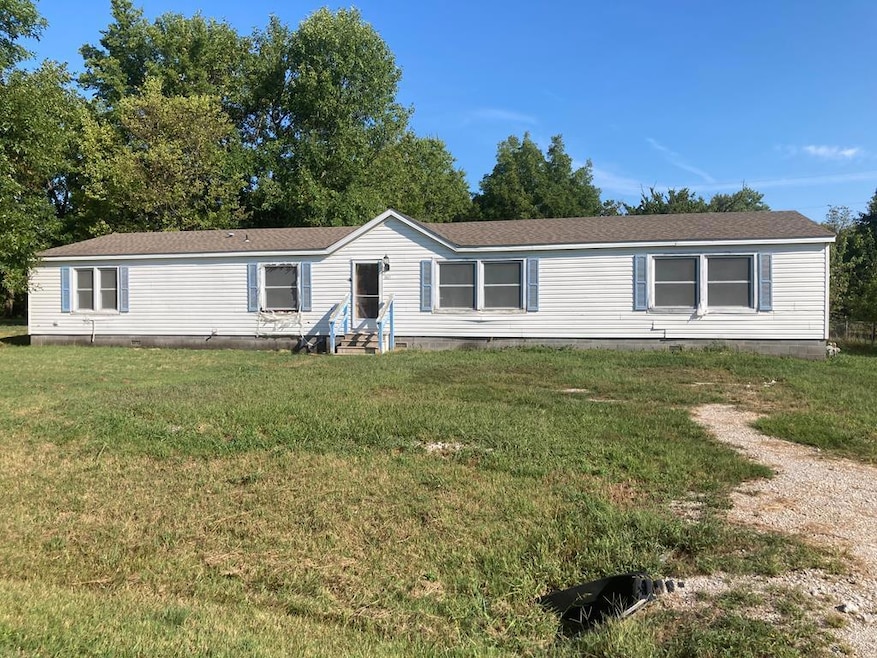 2417 Thornton Ave, Parsons, KS 67357 - photo 1