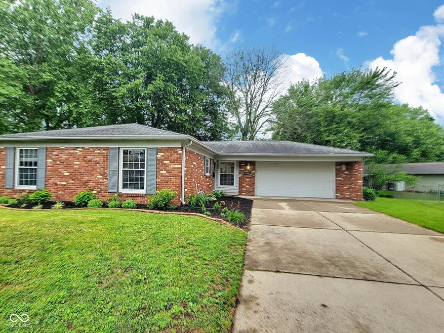 2741 Fairlawn Dr, Columbus, IN 47203 - photo 1