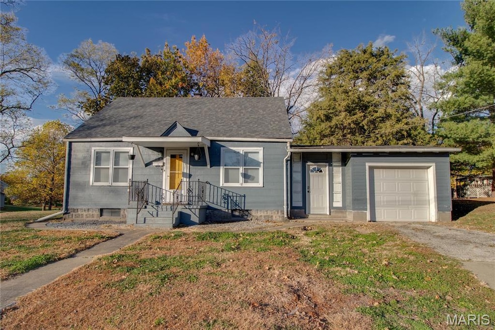 View of front of home featuring driveway, a shingled roof, a front yard, and a garage
