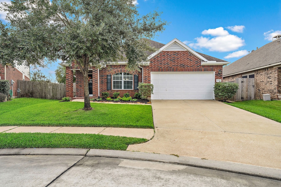 Well maintained home in the Lakes of Northpointe neighborhood.  Location is convenient!  Close to 249, Sam Houston Toll, Grandparkway.