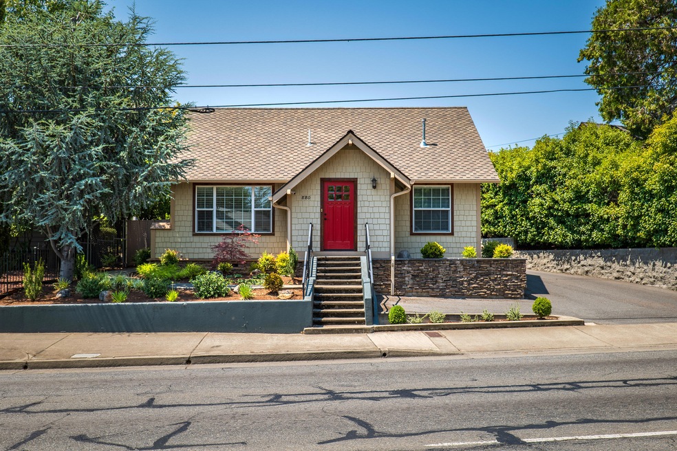 880NESeventhSt-001