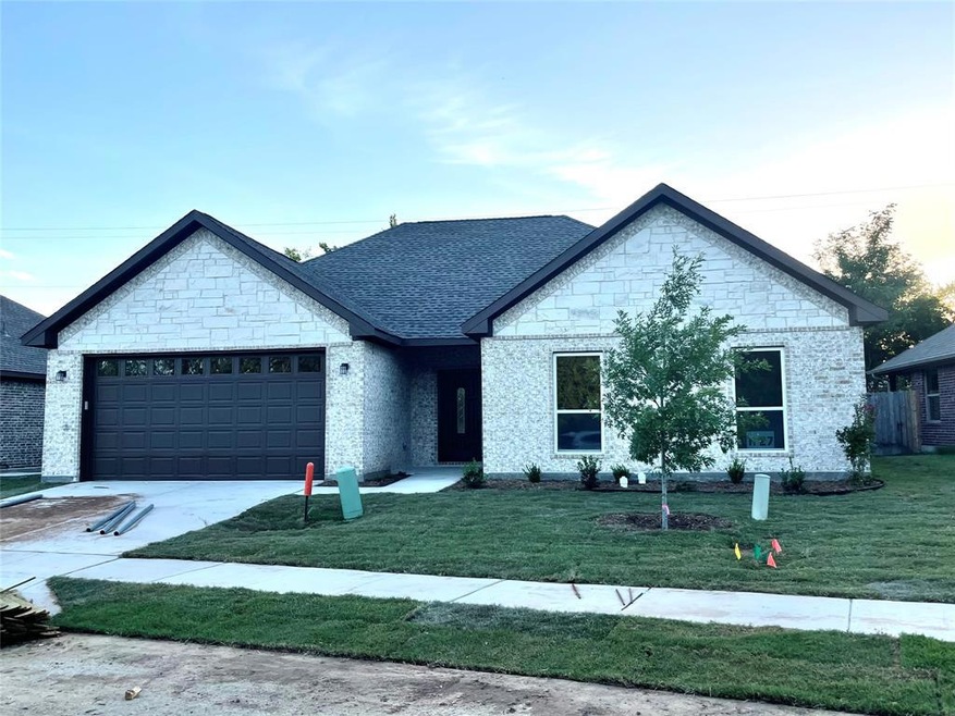 1127 Vintage Ave, Gainesville, TX 76240 - photo 1