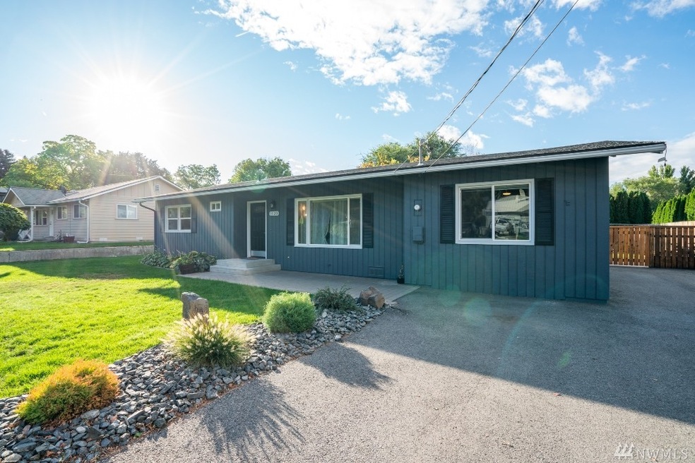 1120 1st St SE, East Wenatchee, WA 98802 - photo 1