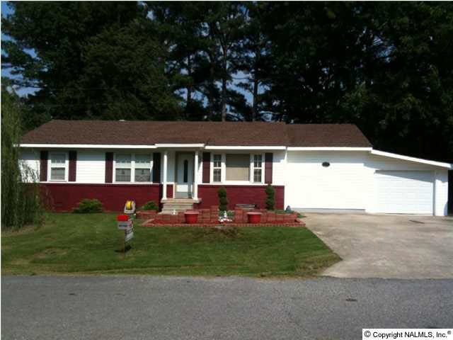 Updated and remodeled home located at 126 Christopher Circle in Athens, AL. Very Nice! All bedrooms, great and dining rooms boast hardwood. Kitchen and eat-in area feature tile.