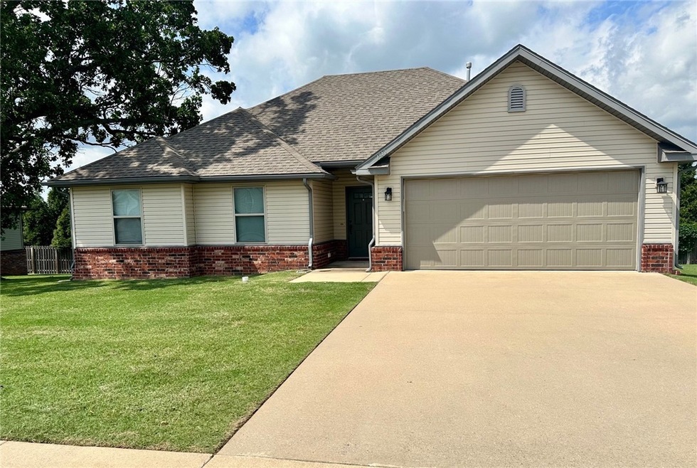 1340 Colonel Hawthorne Dr, Prairie Grove, AR 72753 - photo 1