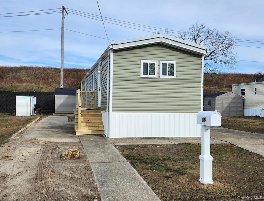 86 Lincoln Ave, Holbrook, NY 11741 - photo 1