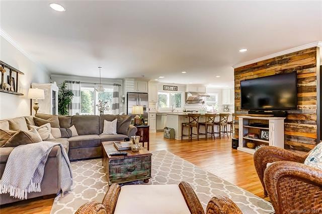 Great Open Design: Living Room, Breakfast Nook and