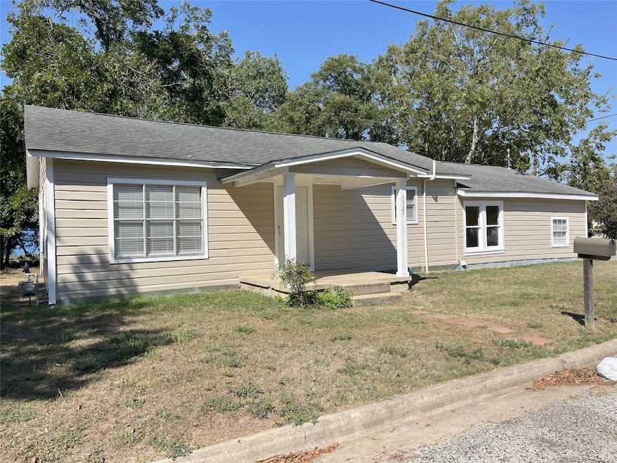 1521 N Hamilton St, Gonzales, TX 78629 - photo 1