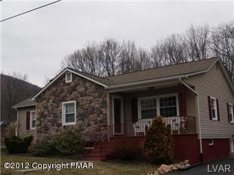 220 Oak St, Pen Argyl, PA 18072 - photo 1
