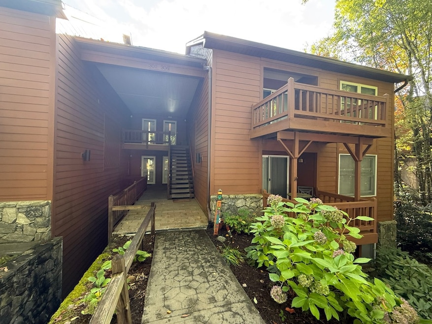 Welcome to 73 Toxaway Views Unit 306!