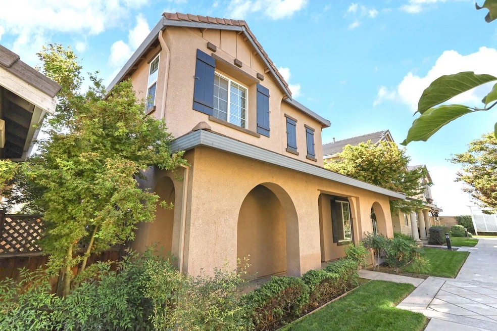 352 Carriage Ln, Oakdale, CA 95361 - photo 1