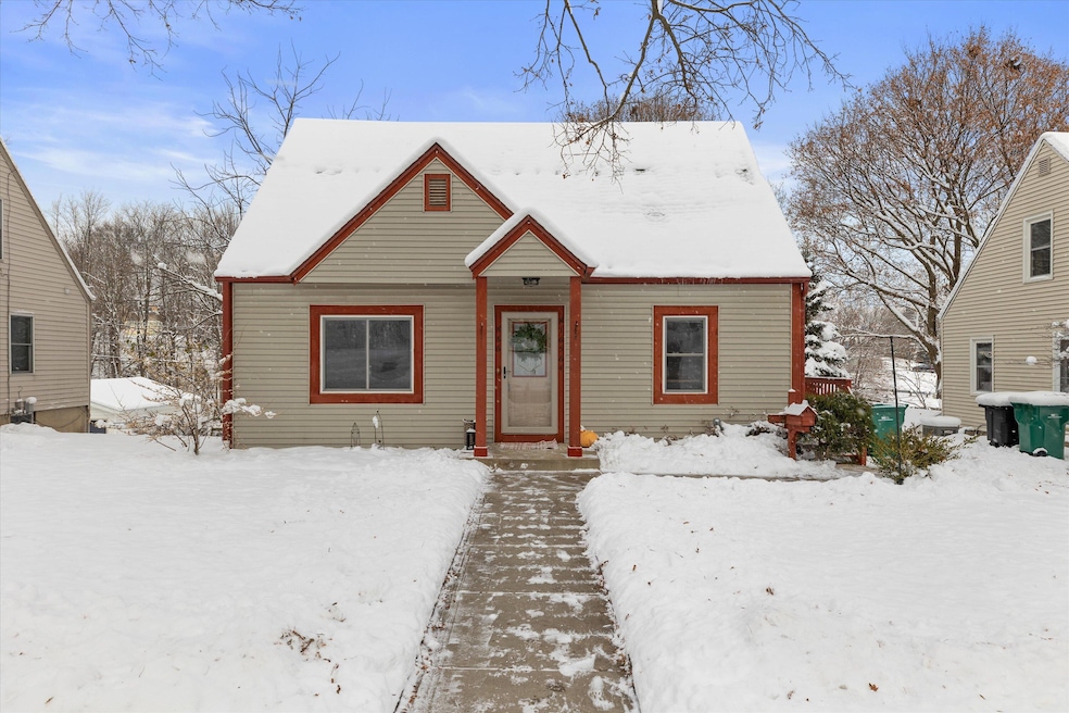 N86W16564 Jacobson Dr, Menomonee Falls, WI 53051 - photo 1