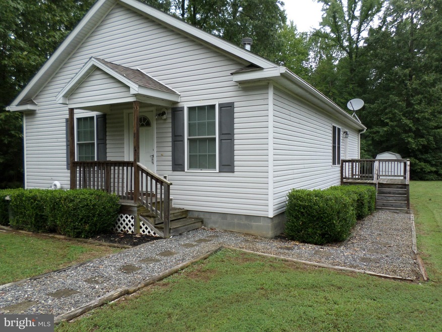 854 Lakeview Dr, Colonial Beach, VA 22443 - photo 1