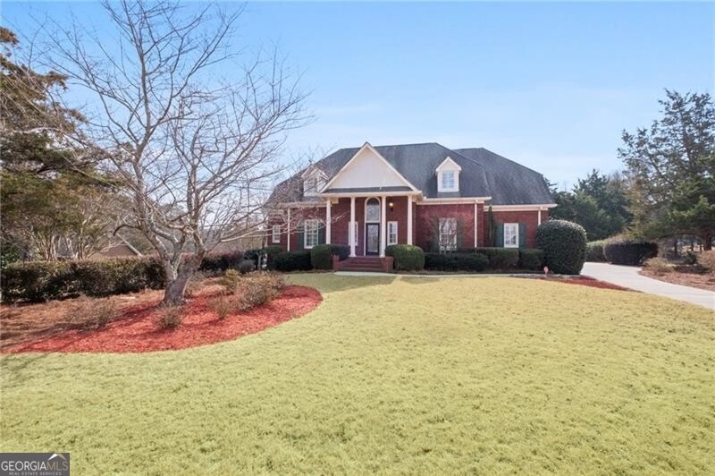 View of front of property featuring a front lawn