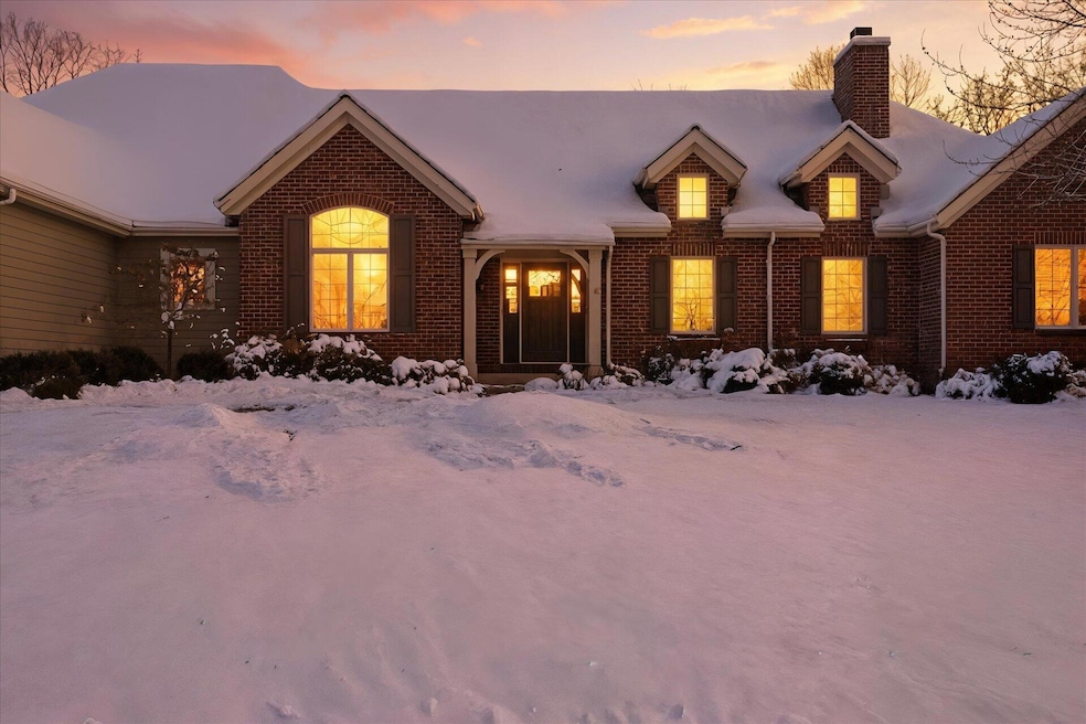 601 N Thornbush Cir, Hartland, WI 53029 - photo 1