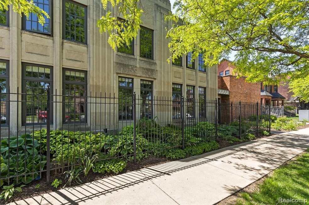 627 W Alexandrine