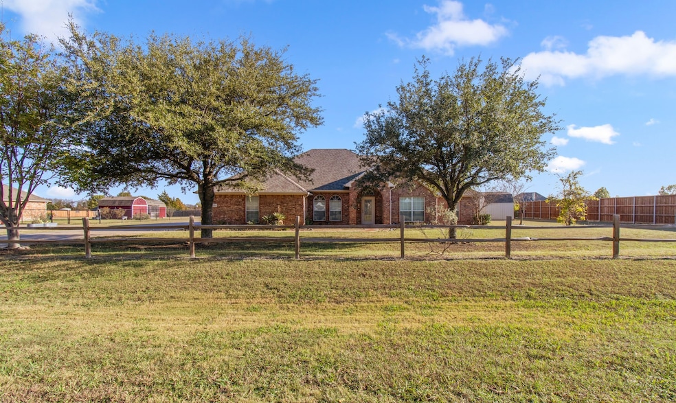 1304 Shawnee Rd, Waxahachie, TX 75165 - photo 1