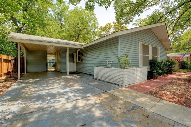 Cute Windsor Park cottage on a large tree filled l