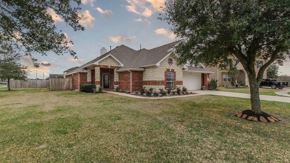 2054 Lepper St, Alvin, TX 77511 - photo 1