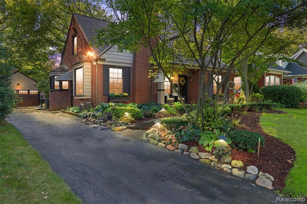 Welcome to 1920 Vinsetta Blvd!