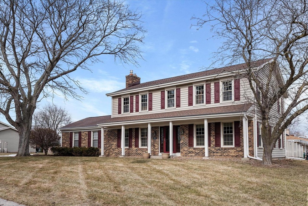 N105W16554 Prairie Way, Germantown, WI 53022 - photo 1