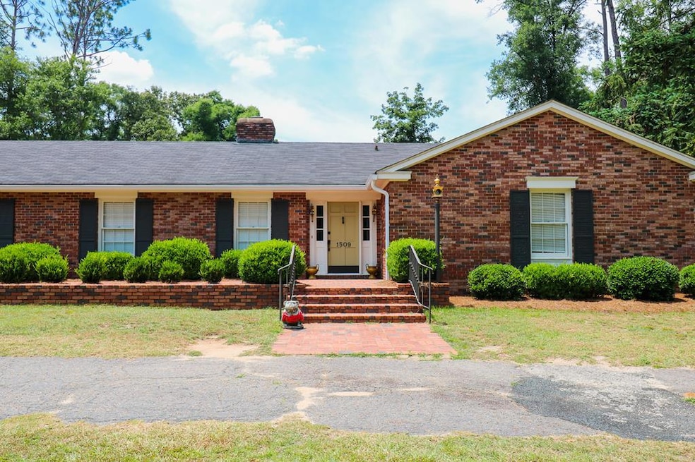 1509 Douglas Dr, Bainbridge, GA 39819 - photo 1
