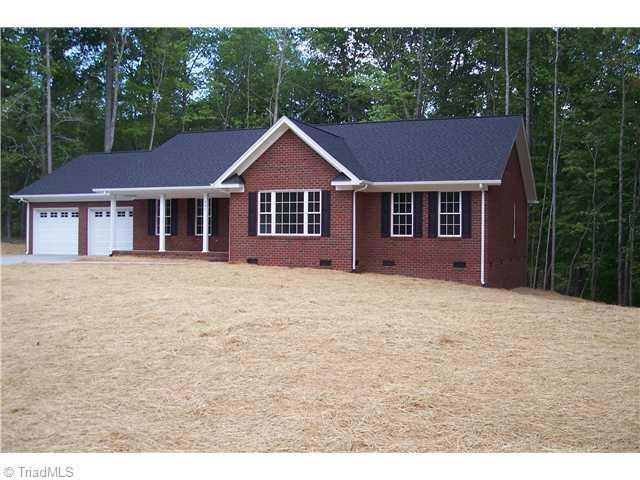 984 E Chamberlin Dr, Asheboro, NC 27205 - photo 1