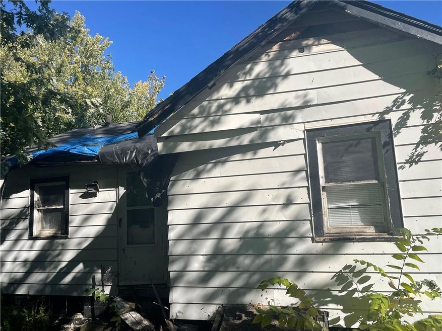 4230 NE 32nd St, Des Moines, IA 50317 - photo 1