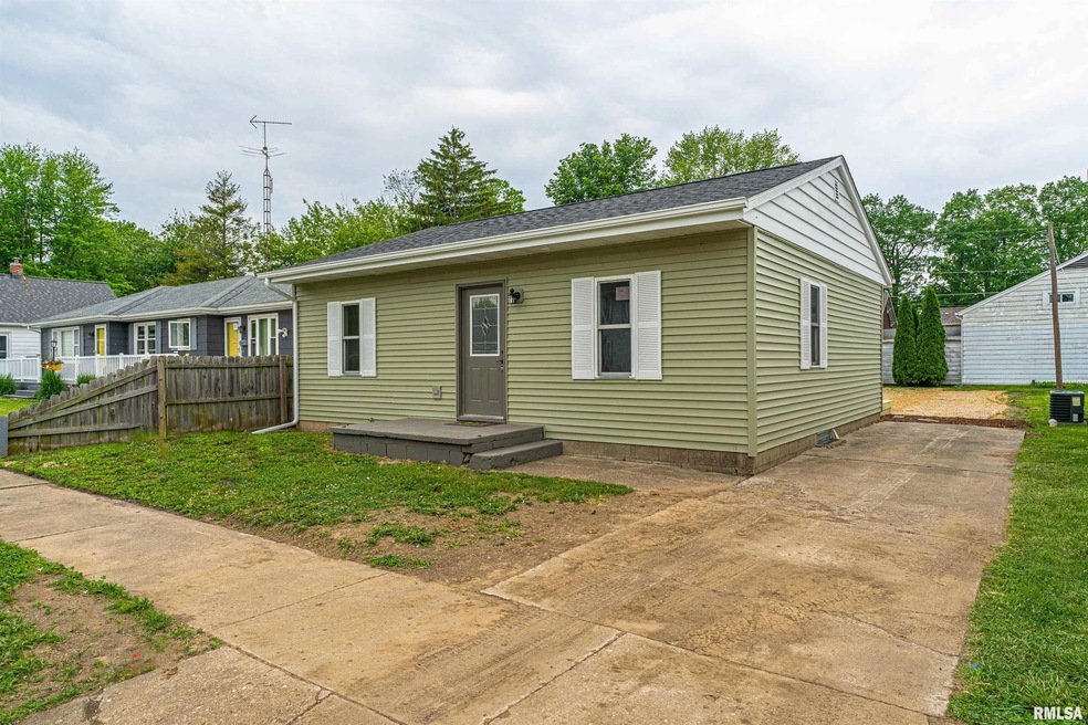 525 N Hamilton St, Lincoln, IL 62656 - photo 1