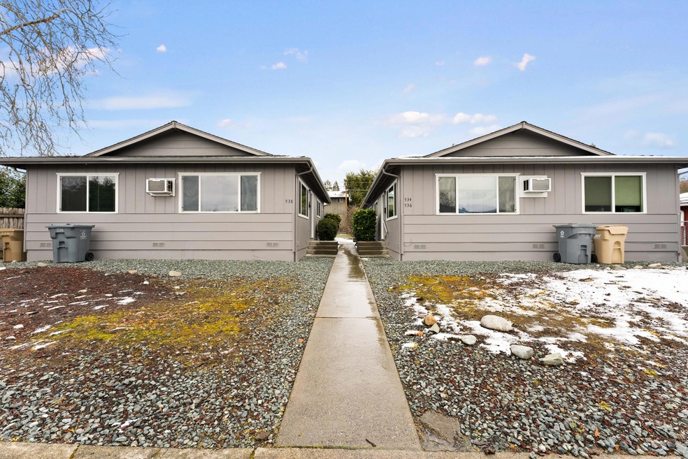 534 NW E St, Grants Pass, OR 97526 - photo 1