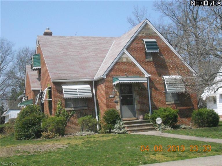 Over 1,700 square feet in this brick home! Large r