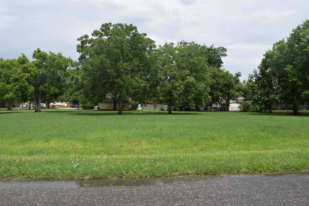 2501 Avenue D, Bay City, TX 77414 - photo 1