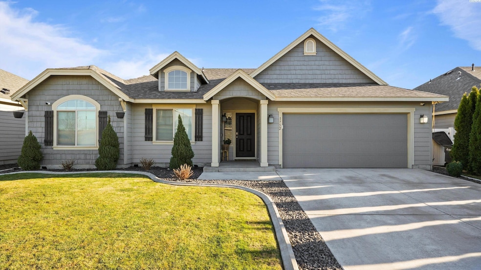 1752 S 13th St, Sunnyside, WA 98944 - photo 1