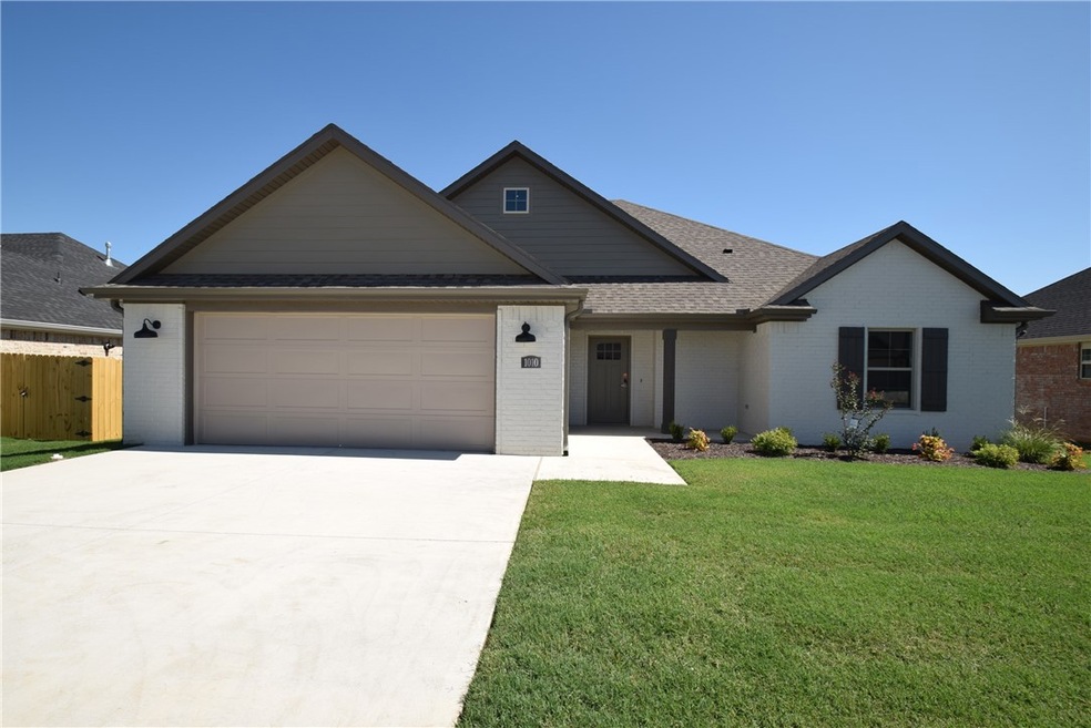 1010 Sugar Pine St, Tontitown, AR 72762 - photo 1