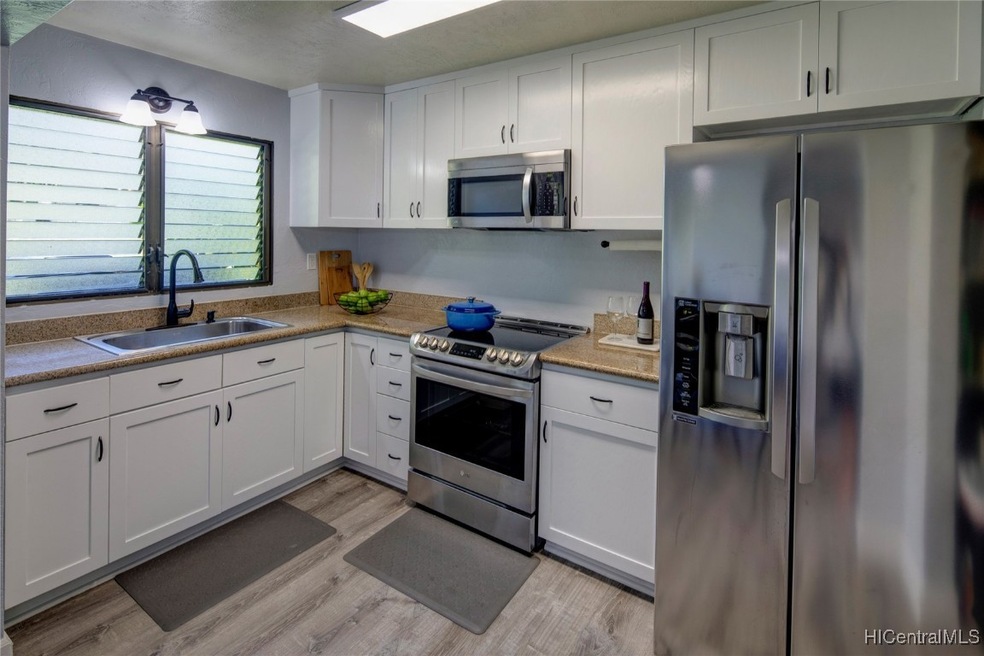 Upgraded stainless steel appliances, granite count