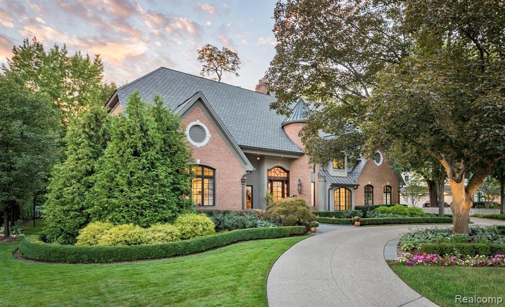 Meticulously Renovated On An Exclusive Cul-De-Sac