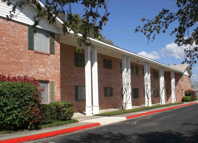 1120 N King St unit 103, Seguin, TX 78155 - photo 1
