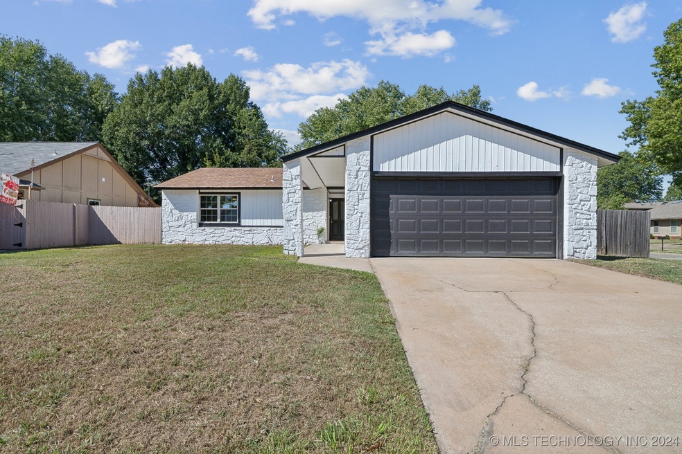 1922 N Eucalyptus Ct, Broken Arrow, OK 74012 - photo 1