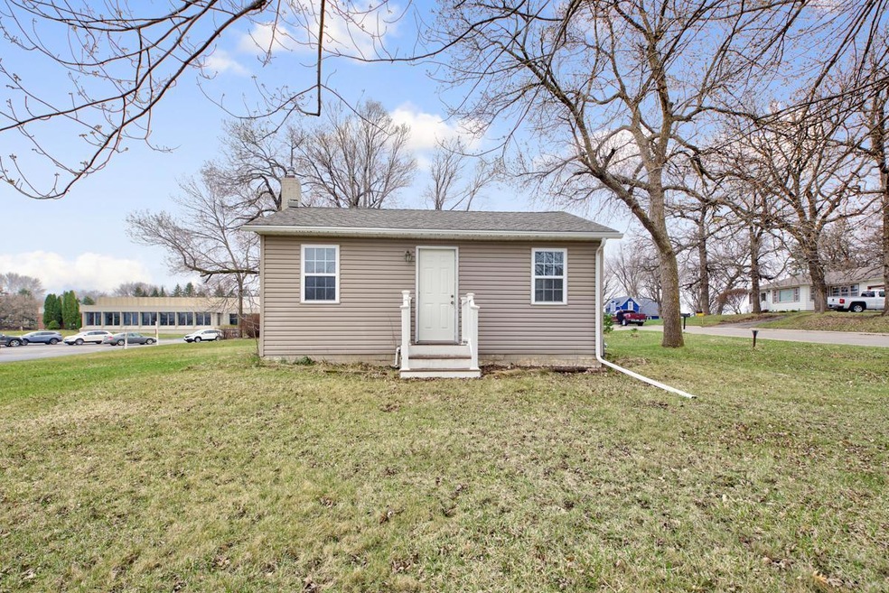 301 Wedgewood Rd, Albert Lea, MN 56007 - photo 1