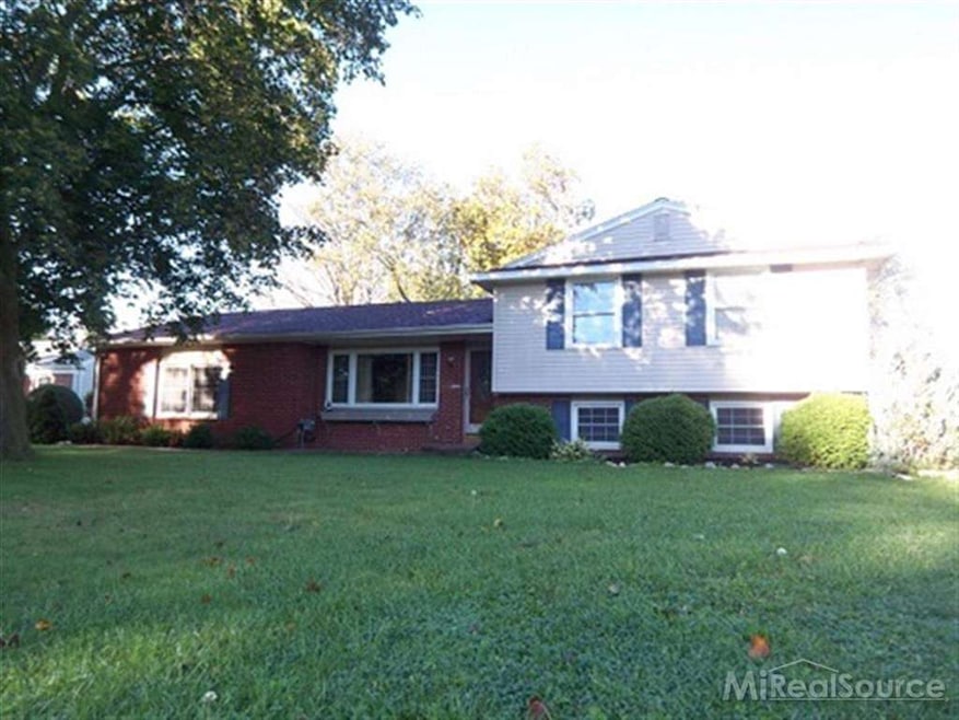 1009 Meadow Dr, Owosso, MI 48867 - photo 1