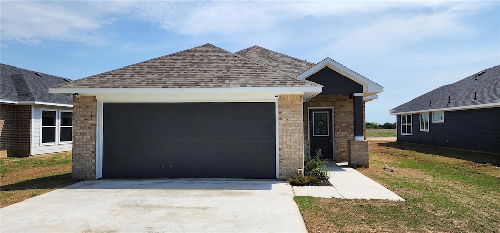 610 S Garrett Ave, Ennis, TX 75119 - photo 1