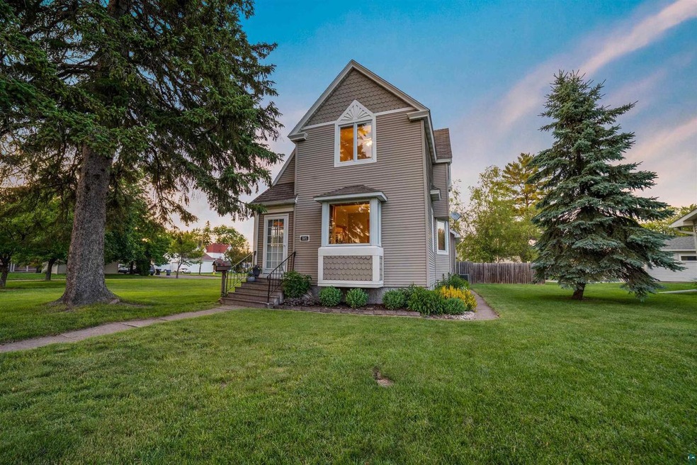 HOME FACES SOUTH, VINYL SIDING, NEWER WINDOWS