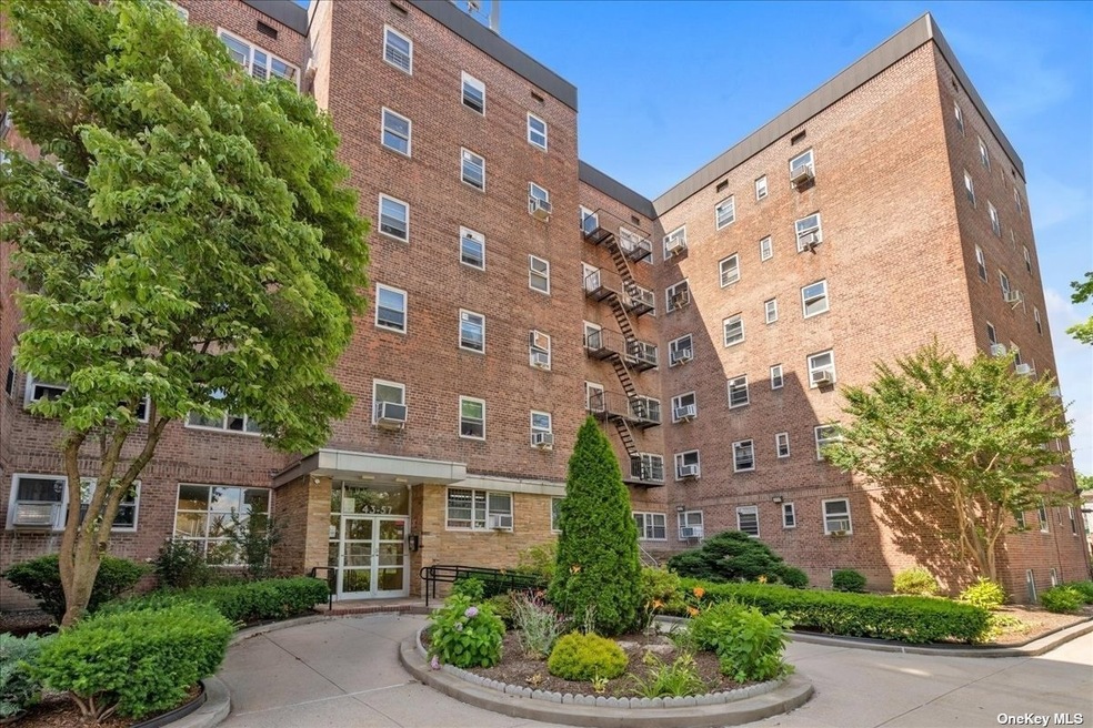 43-57 Union St unit 3F, Flushing, NY 11355 - photo 1