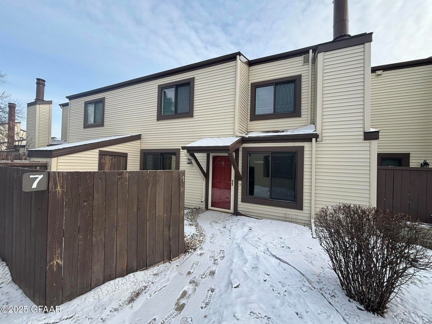 1015 N 39th St unit B7, Grand Forks, ND 58203 - photo 1