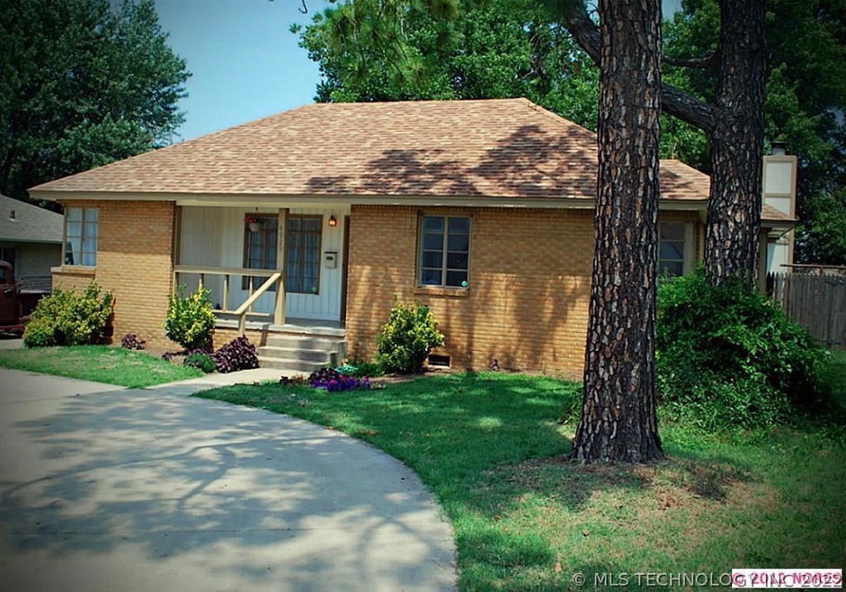 A circle drive in front of this 4 bedroom home
