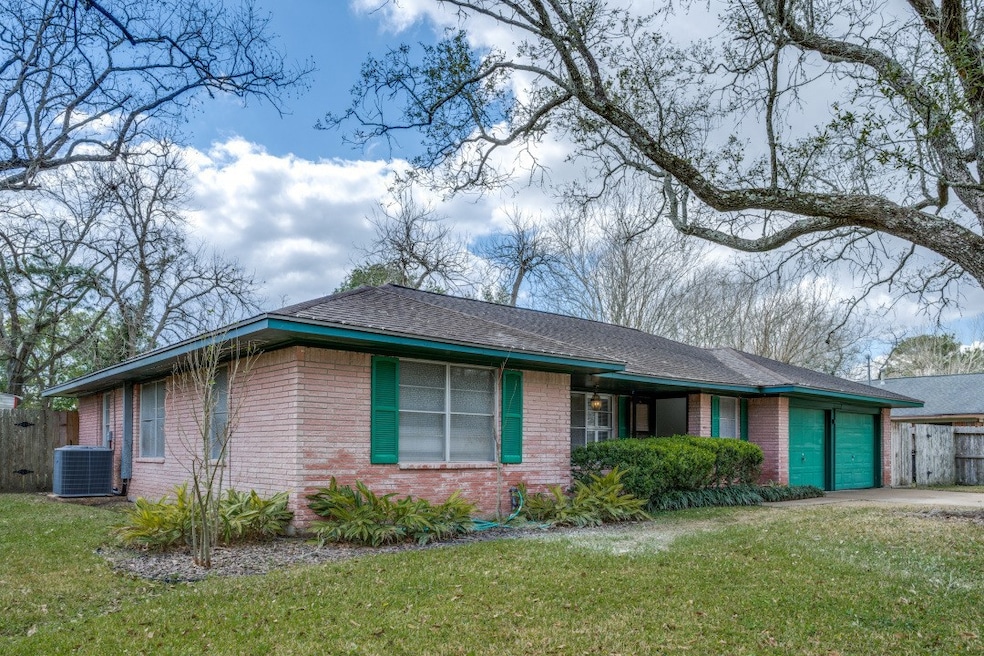 402 E Dumble St, Alvin, TX 77511 - photo 1