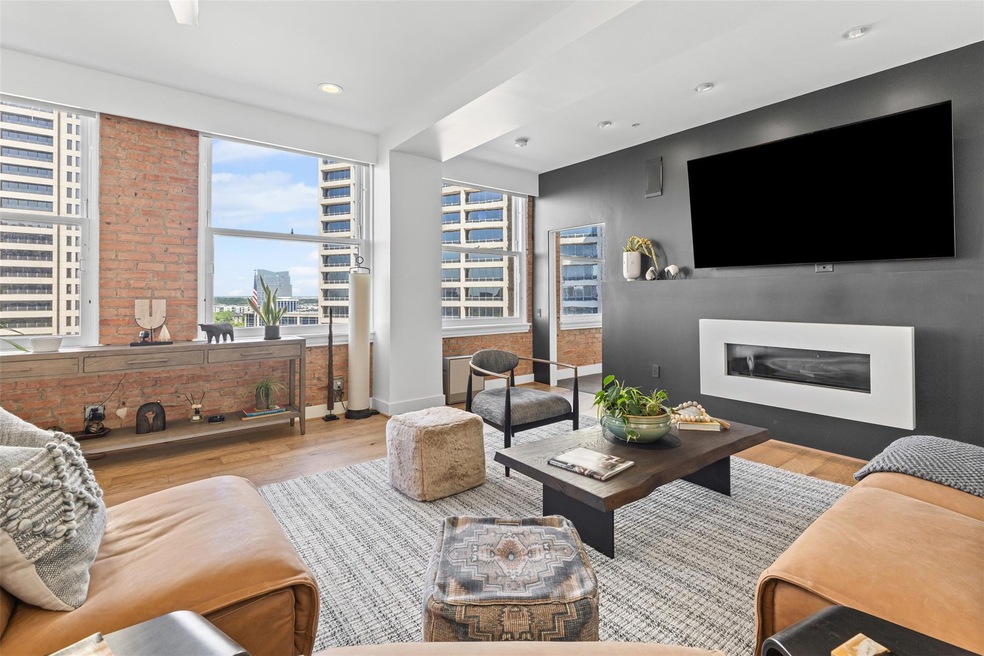 Living room with a glass covered fireplace, basebo