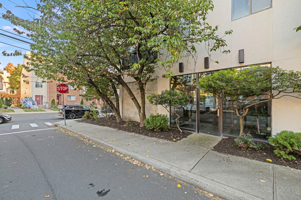 257 Greyrock Place unit 1C, Stamford, CT 06901 - photo 1