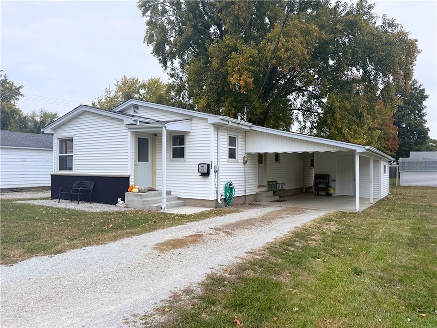 310 E Wright St, Sullivan, IL 61951 - photo 1