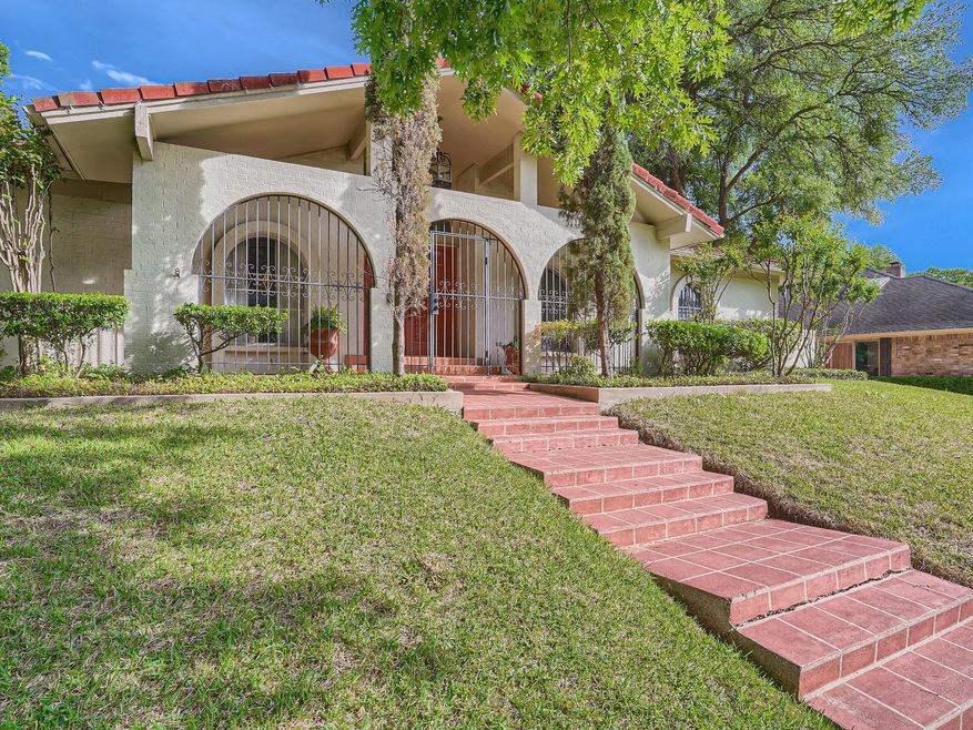 1027 Loch Lomond Dr, Arlington, TX 76012 - photo 1